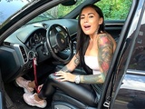 
           Latina-Teen im Porsche gefickt 
        
